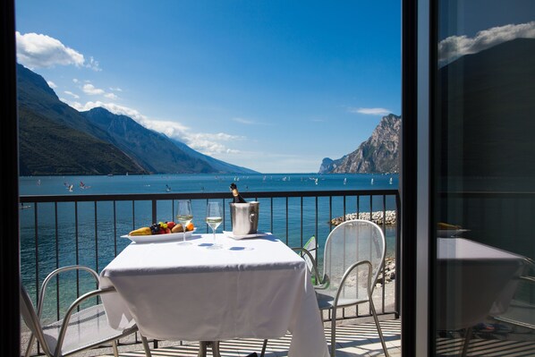 Habitación Deluxe, vista al lago | Balcón