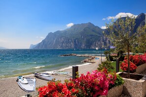 Private beach, sun loungers, beach umbrellas, beach yoga - Hotel Lido Blu Surf & Bike (Nago-Torbole)