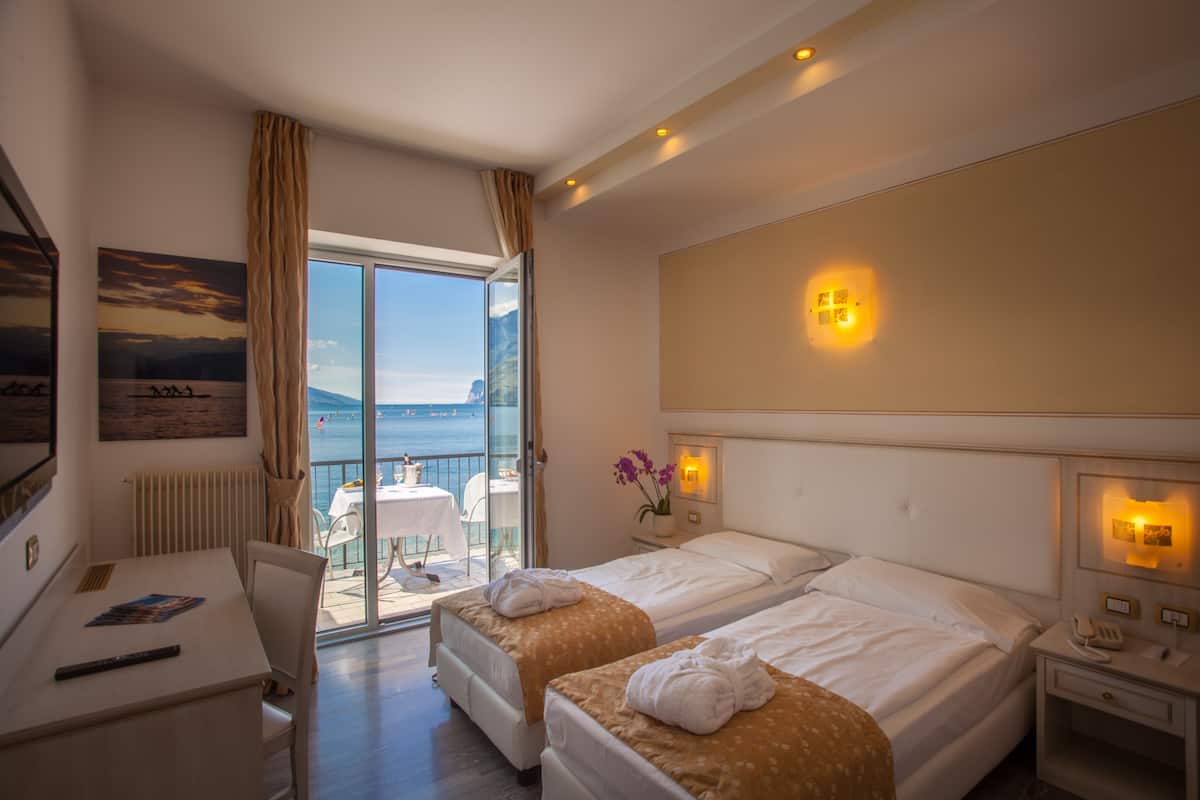 Deluxe kamer, uitzicht op meer | Een minibar met enkele gratis items, een kluis op de kamer, een bureau