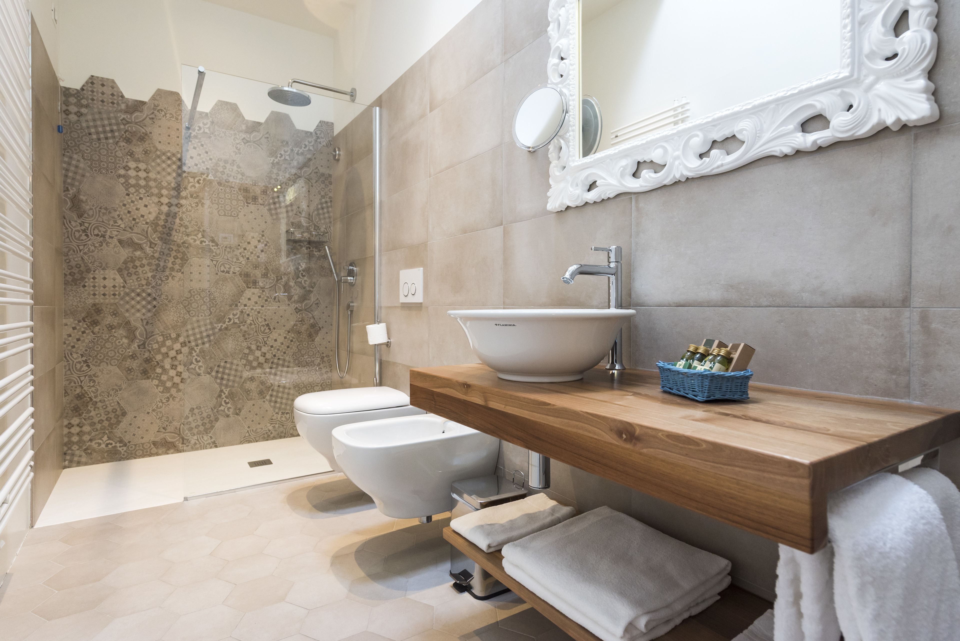 Apartamento (Suite Romantic) | Banheiro | Chuveiro, chuveiro com efeito de chuva, produtos de toalete grátis 