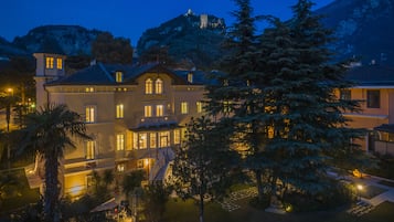 Majoituspaikan julkisivu illalla/yöllä