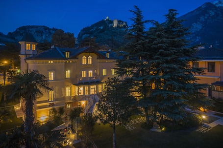 Fachada del alojamiento - Noche. Villa Italia Luxury Suites and Apartments