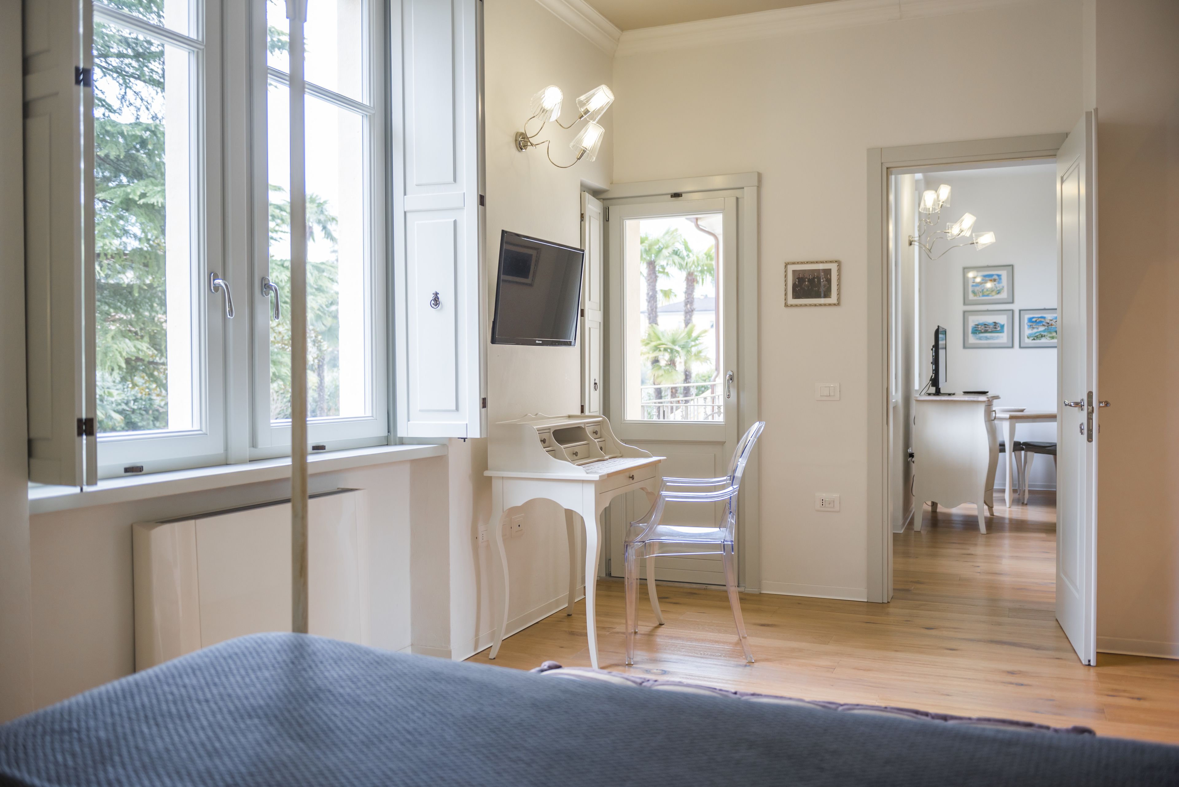 Een lichte kamer met een bureau, stoel en bed.