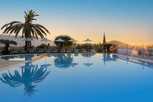 Piscina stagionale all'aperto, ombrelloni da piscina, lettini