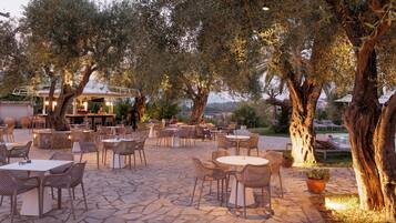 Melayani sarapan dan makan malam dengan sajian masakan Mediterania