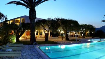 Kolam renang outdoor musiman, dengan payung kolam renang