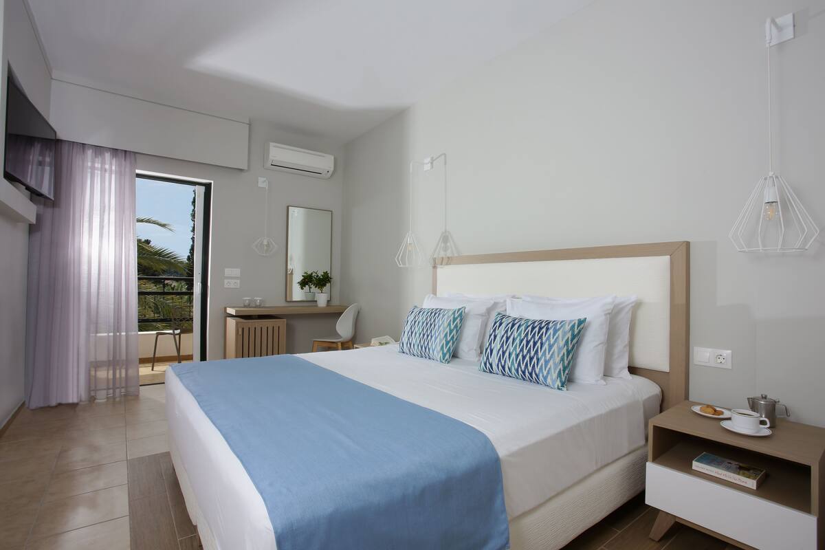 In-room safe, WiFi (free), bed sheets