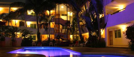 Außenpool, geöffnet von 08:00 Uhr bis 21:00 Uhr, Sonnenschirme