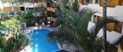 Piscine extérieure, parasols de plage, chaises longues