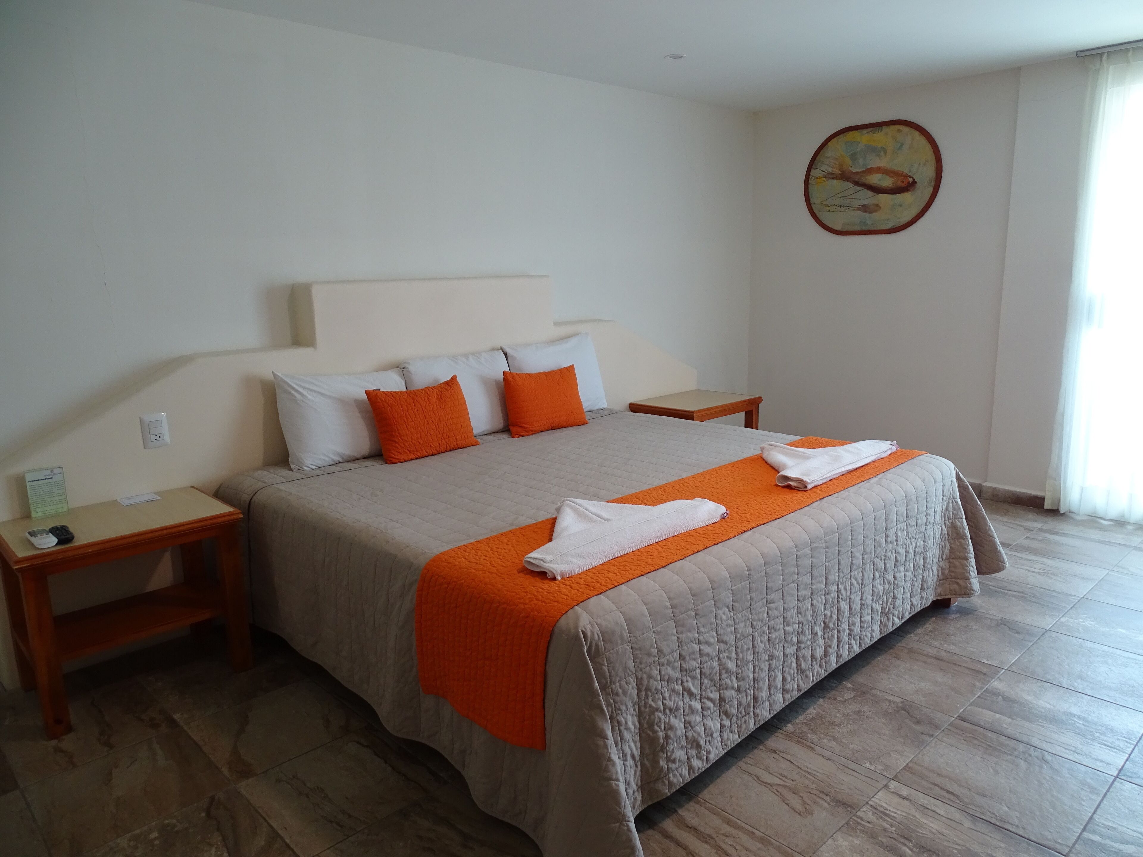 舒适客房 | 高档床上用品、客房内保险箱、办公桌、遮光窗帘