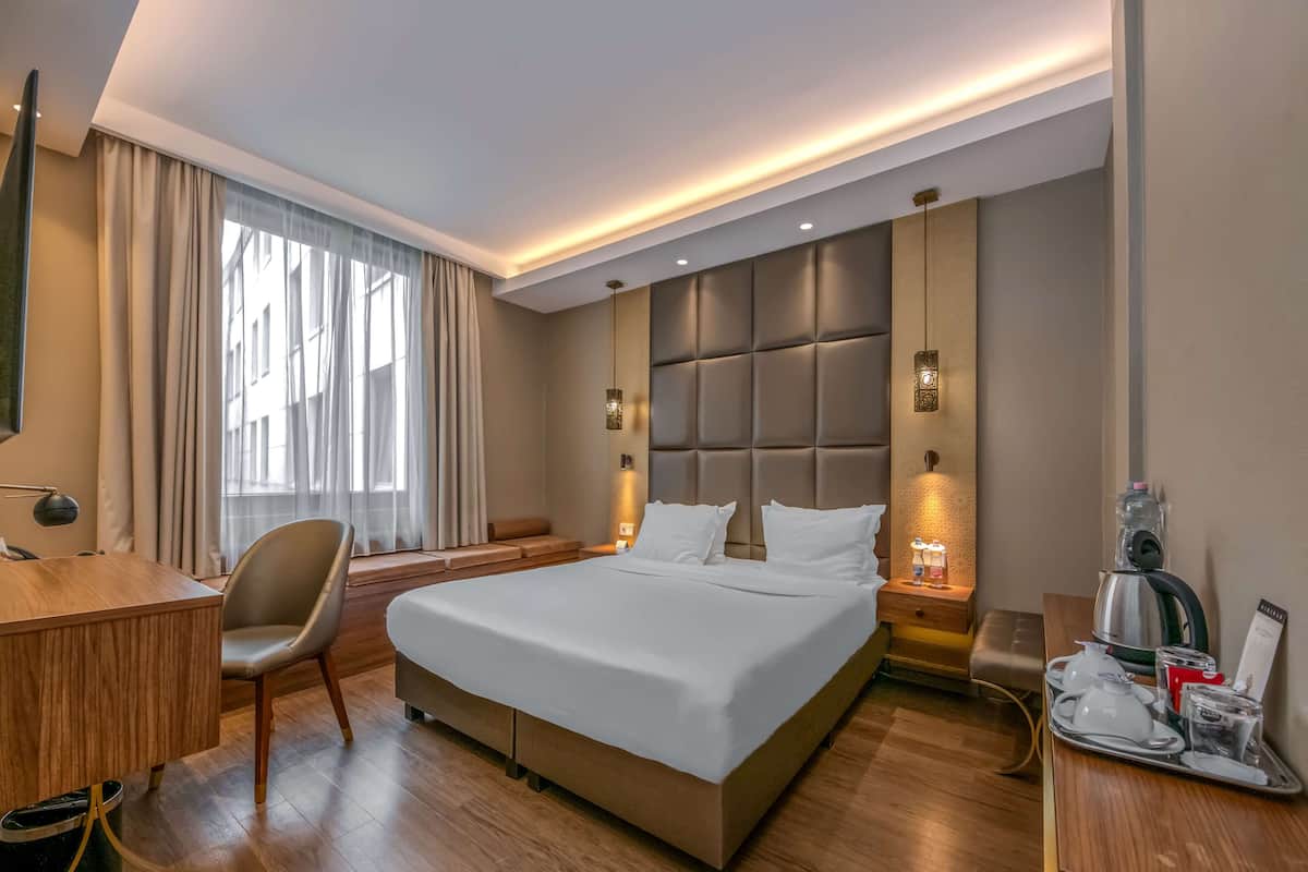 Deluxe Double Room | 1 bedroom, minibar, in-room safe, desk