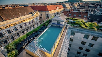 Piscine couverte, piscine extérieure