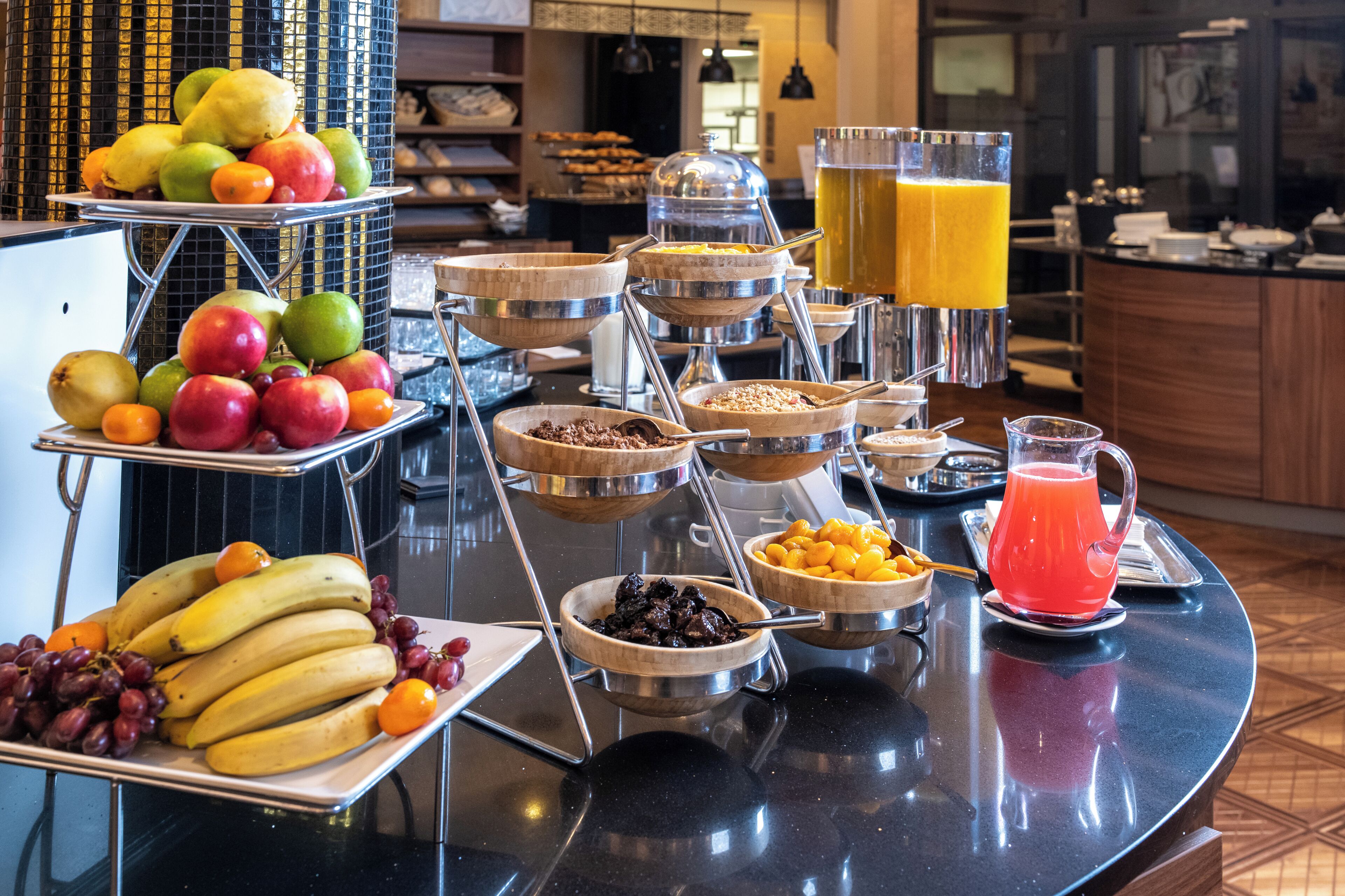 Tägliches Frühstücksbuffet (15 EUR pro Person)