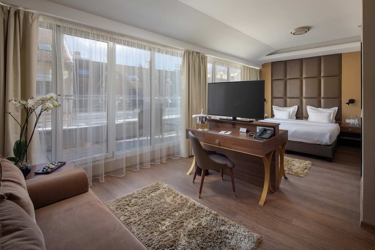 Junior Suite | 1 bedroom, minibar, in-room safe, desk