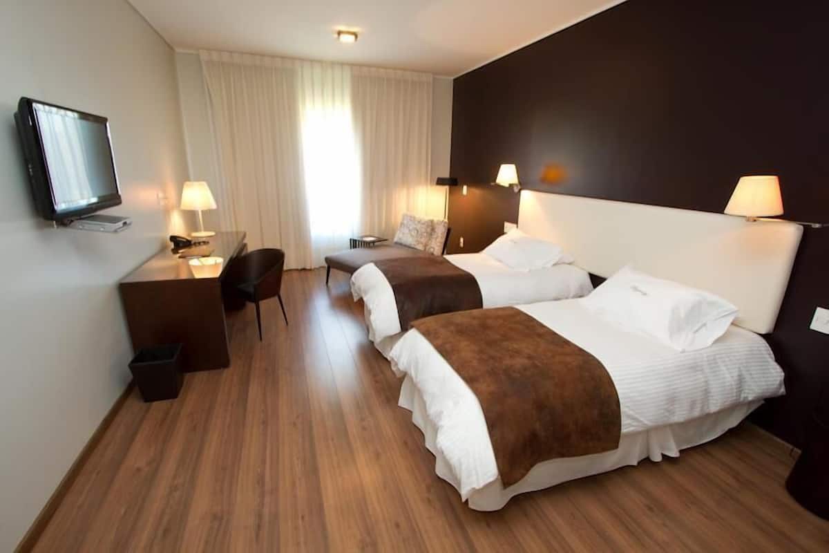 Een minibar, een kluis op de kamer, een bureau, verduisterende gordijnen