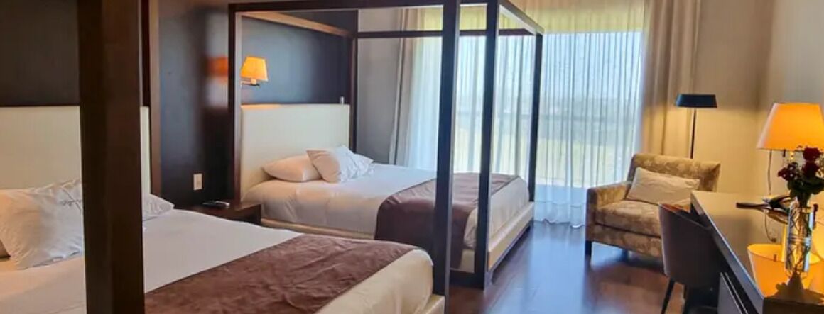 Classic Room | Minibar, in-room safe, desk, blackout drapes