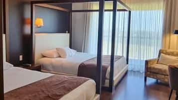 Habitación clásica | Minibar, caja fuerte, escritorio y cortinas opacas