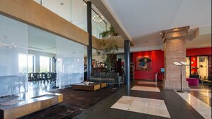 Un hall espacioso con techo alto, amplia zona de estar y un bar.