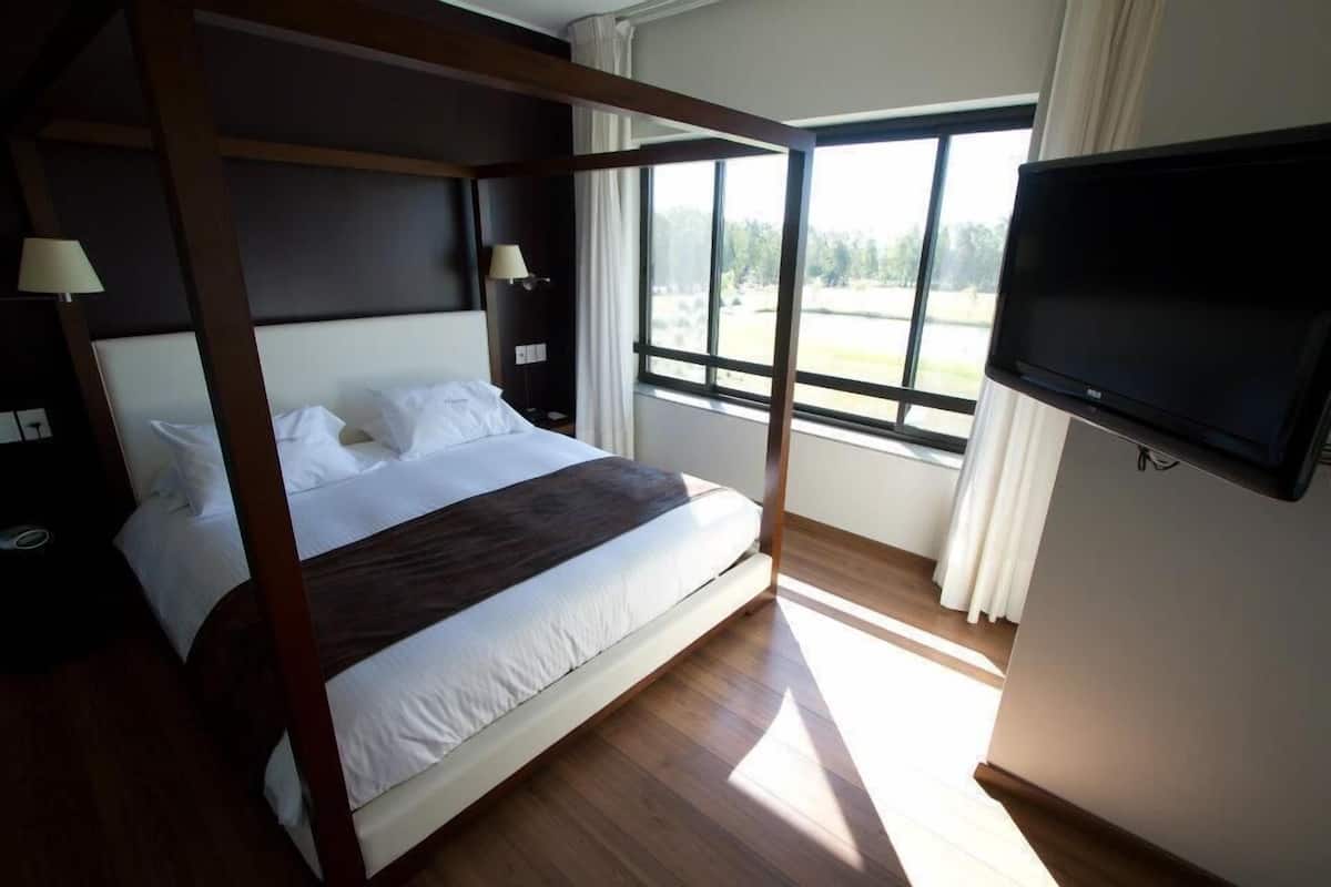 Een minibar, een kluis op de kamer, een bureau, verduisterende gordijnen