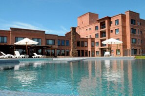 Innenpool, Außenpool, Sonnenschirme