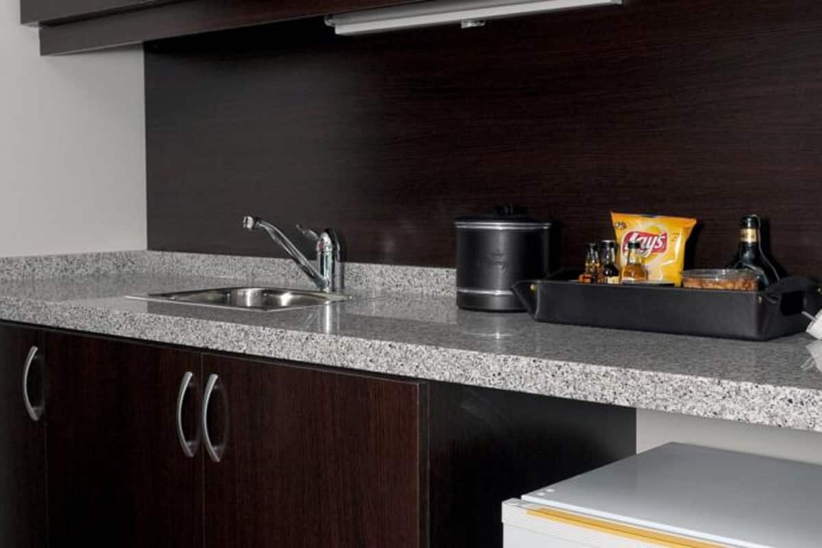 suite | minibar, in-room safe, desk, blackout curtains