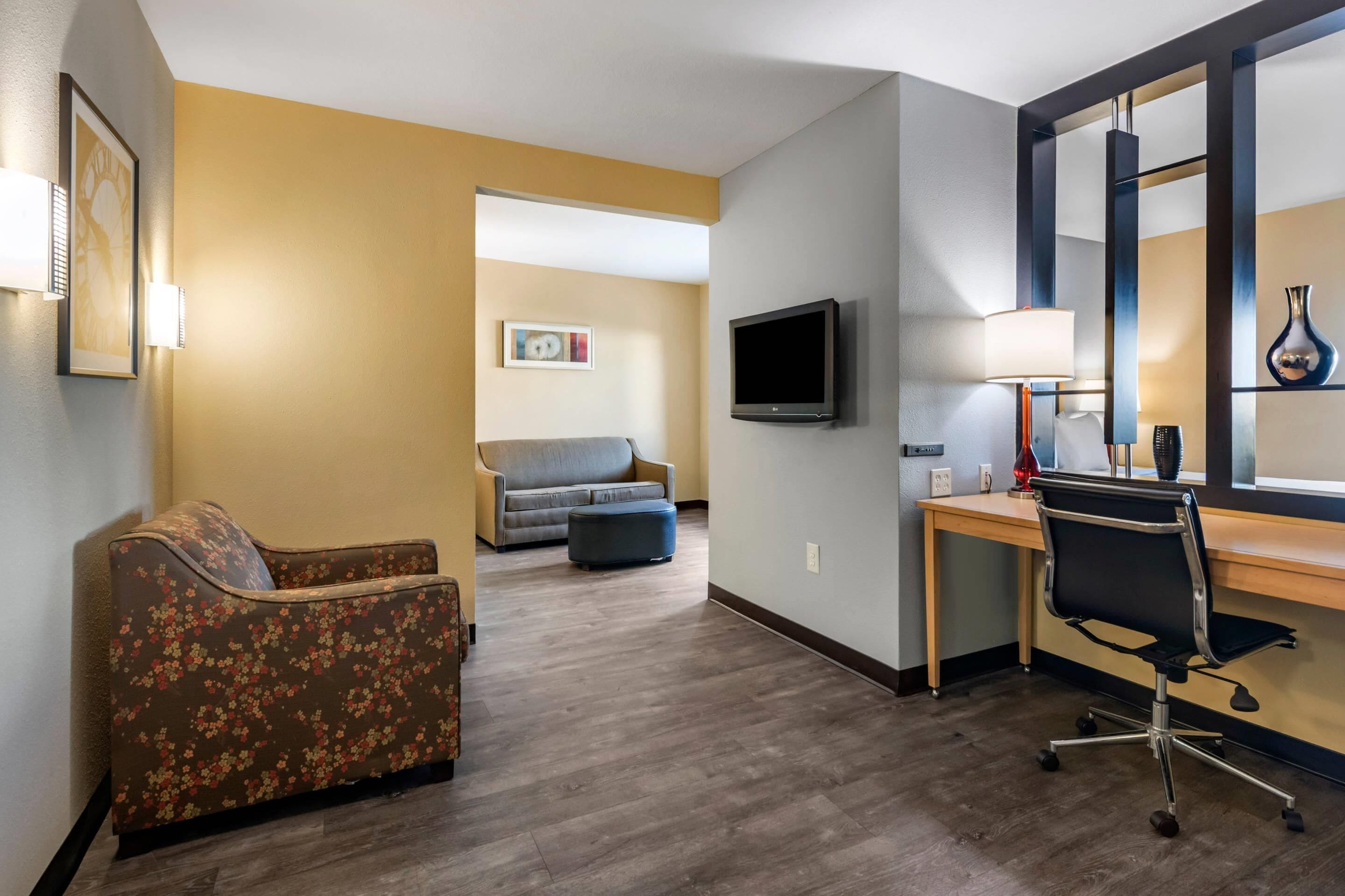 suite, 1 queen bed, accessible, non smoking | 1 bedroom, premium bedding, pillow-top beds, in-room safe