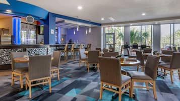 Petit déjeuner, déjeuner et dßner servis sur place