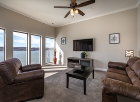 Apartamento Deluxe, 2 habitaciones, vistas al lago | Sala de estar | Una televisión de pantalla plana, una chimenea