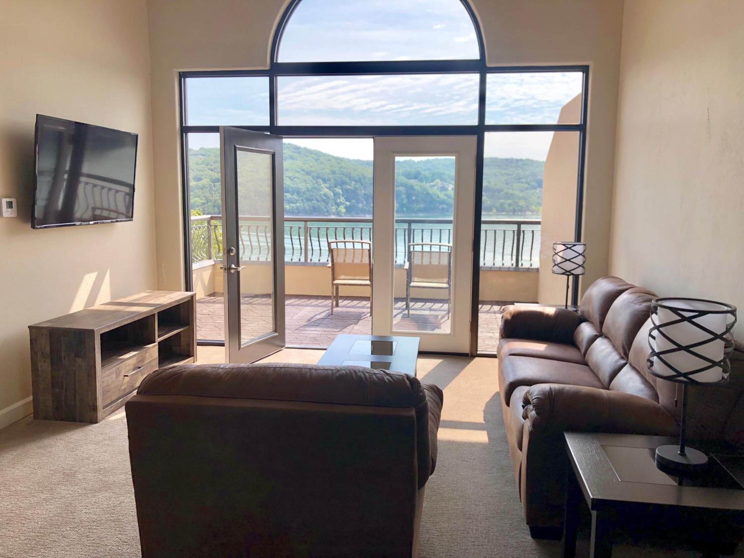 flat-screen tv, fireplace