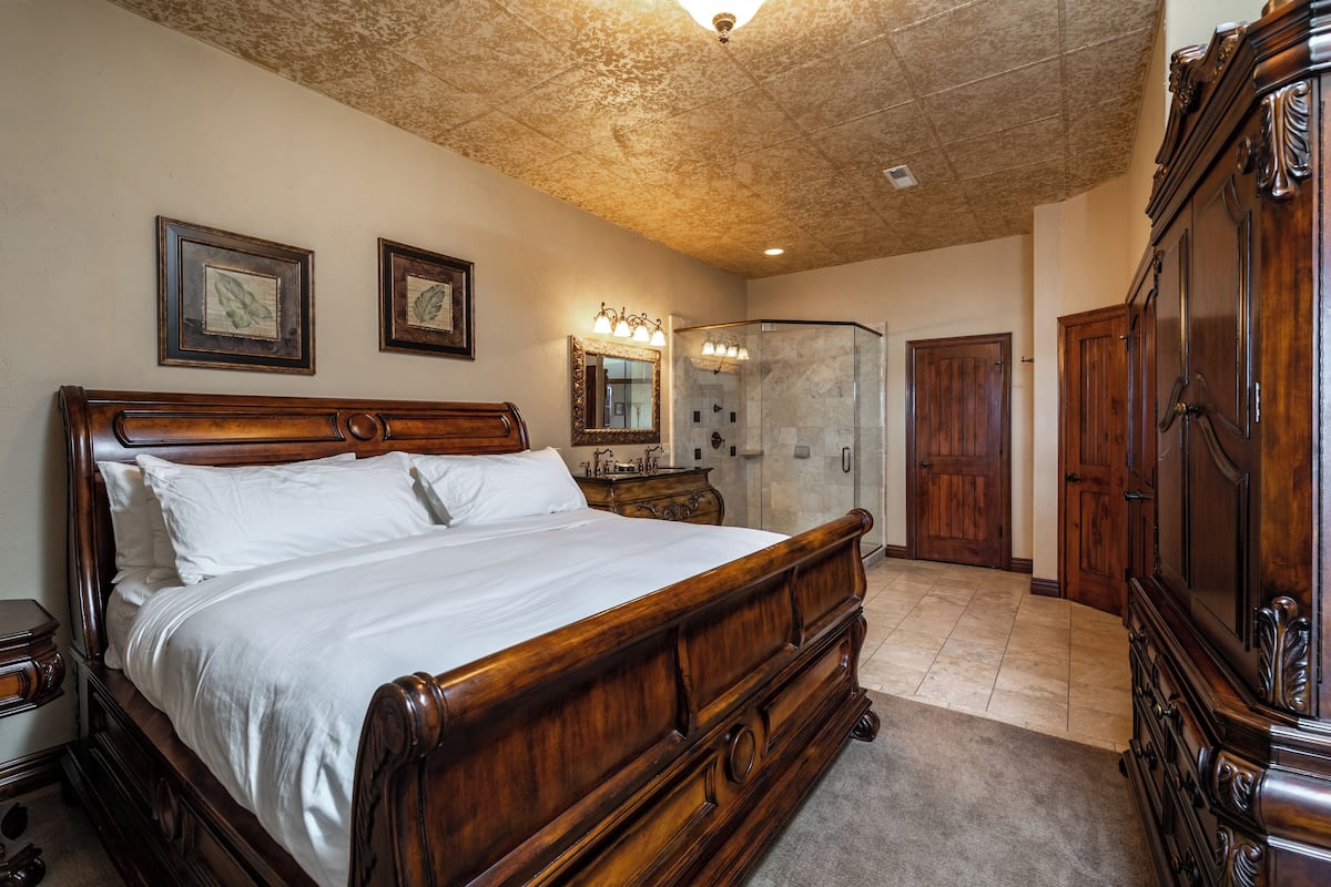 2 bedrooms, premium bedding, down comforters, pillowtop beds