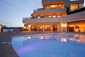 Piscine extérieure, cabanons gratuits, parasols de plage