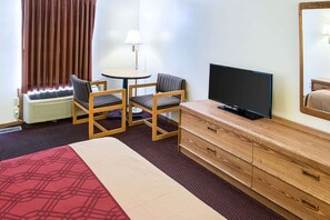 Individually decorated, individually furnished, desk, iron/ironing board - Rodeway Inn & Suites Austin I-90 (Austin)