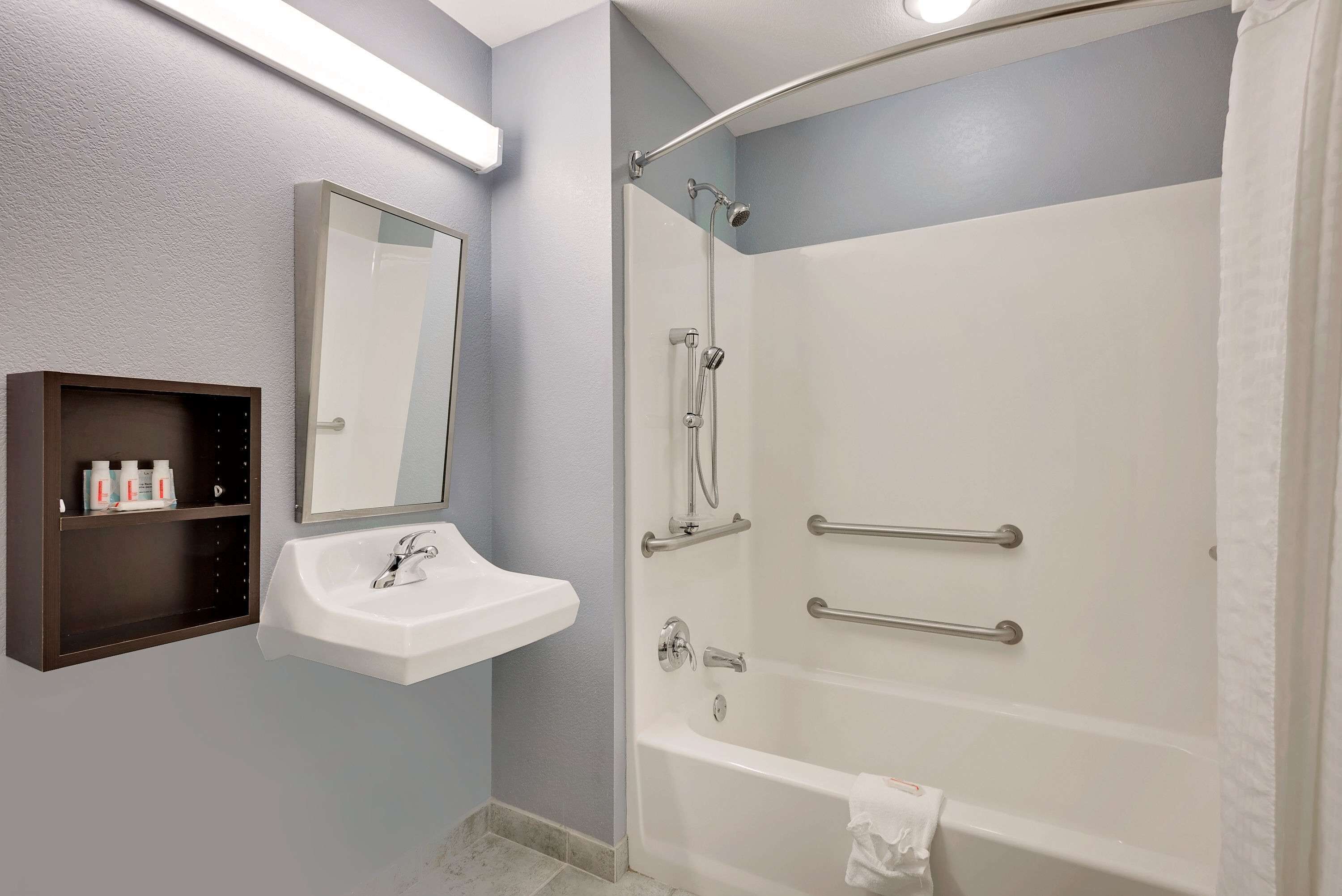 combined shower/bathtub, free toiletries, hair dryer, towels