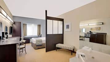 Deluxe Studio Suite, 1 Queen Bed, Non Smoking | Premium bedding, pillowtop beds, in-room safe, desk
