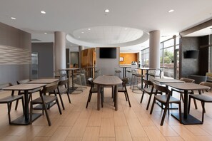 Café da manhã com buffet grátis todos os dias