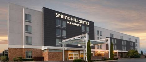 Een modern hotel met een groot bord waarop 'Springhill Suites Marriott' staat.