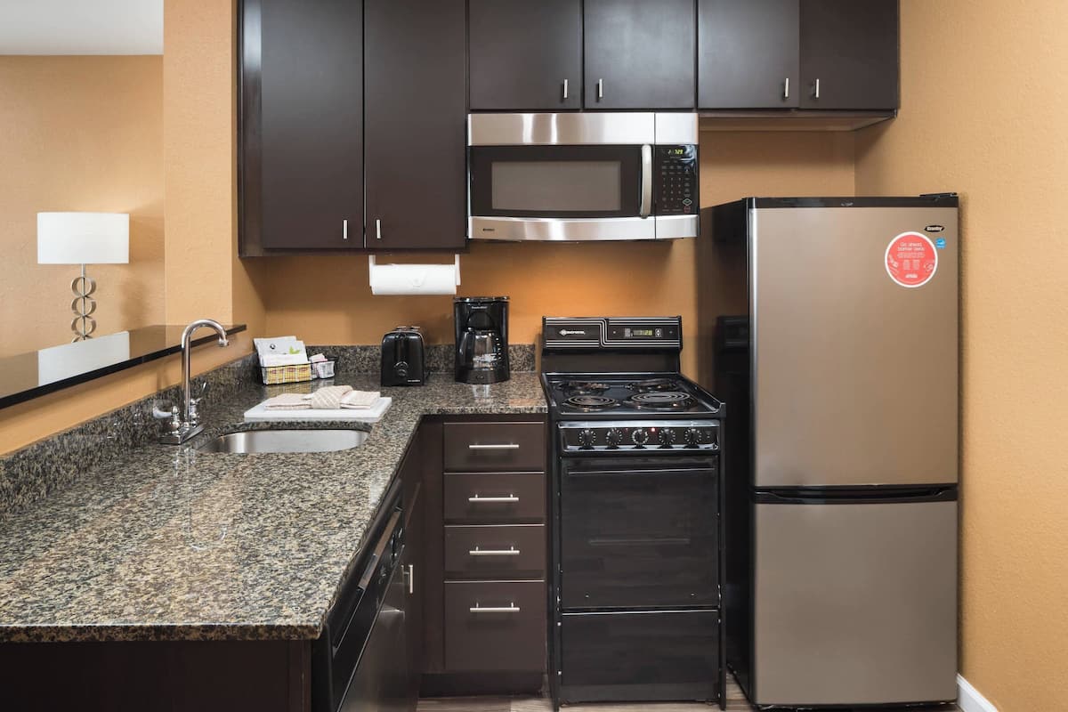 fridge, microwave, stovetop, dishwasher