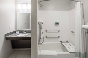 Een bad/douchecombinatie, gratis toiletartikelen, een haardroger
