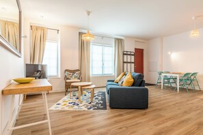 Leilighet – classic | Oppholdsområde | En 21-tommers LCD-TV med kabel-kanaler samt TV