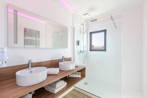 Phòng Deluxe | Phòng tắm | Buồng tắm vòi sen, đồ dùng nhà tắm miễn phí, máy sấy tóc, khăn tắm 