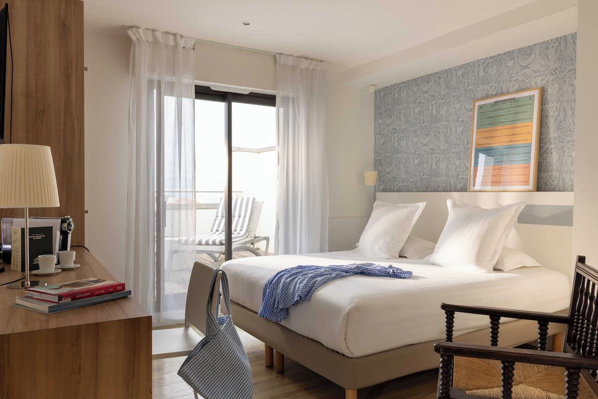 Premium bedding, Select Comfort beds, in-room safe