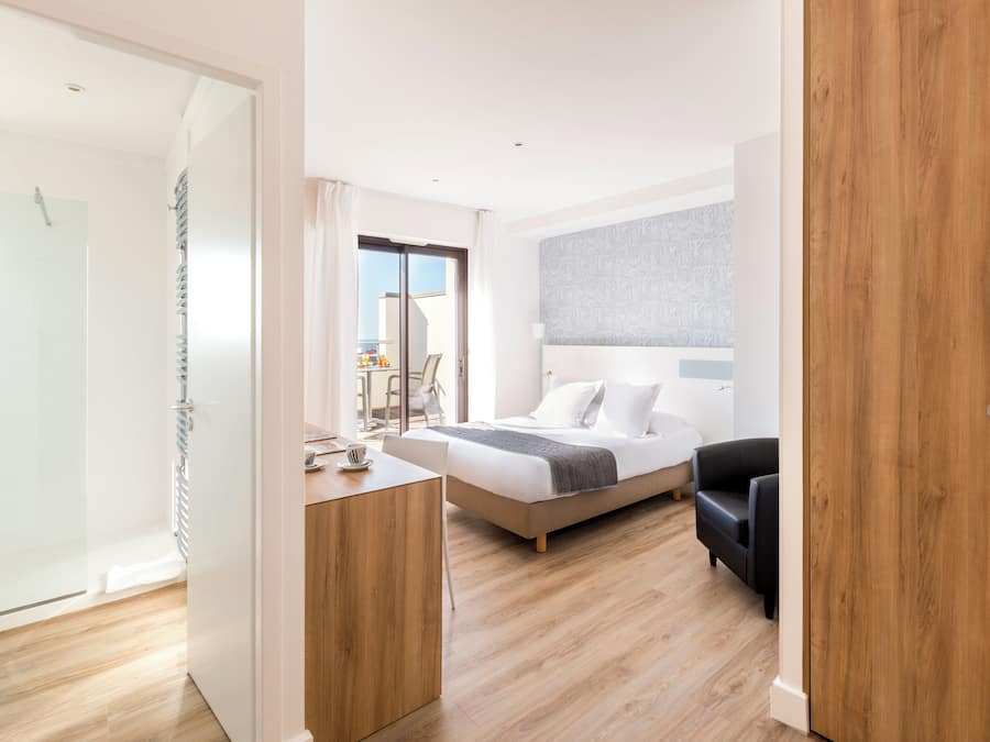 Habitación Deluxe | Baño | Ducha, artículos de higiene personal gratuitos y secador de pelo