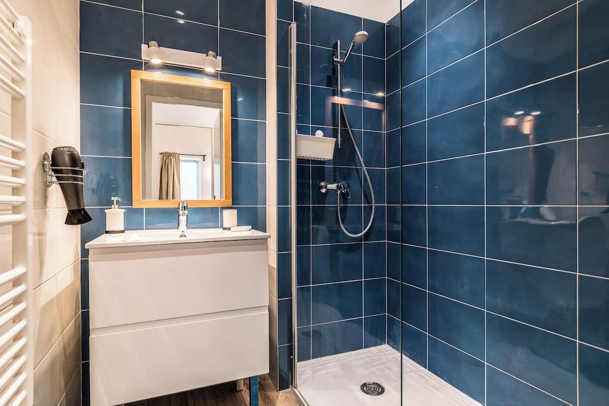 classic apartment | bathroom | shower, free toiletries, hair dryer, towels