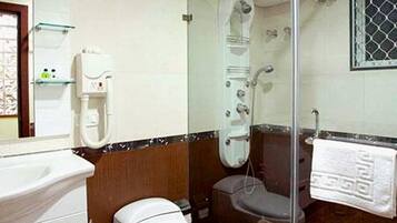 Regadera, amenidades de baño gratuitas, secadora de cabello, pantuflas