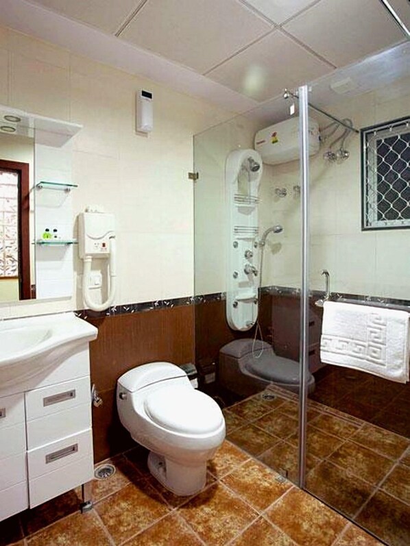 淋浴设施、免费洗浴用品、吹风机、拖鞋