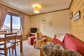 Appartamento, 2 camere da letto | Soggiorno | TV LCD 22 pollici con canali satellitari, TV, lettore DVD