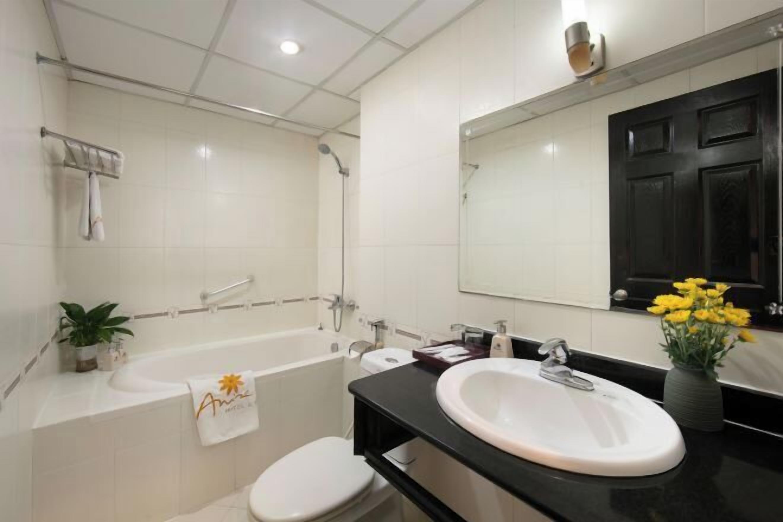 Bathroom | Combined shower/tub, rainfall showerhead, free toiletries, hair dryer