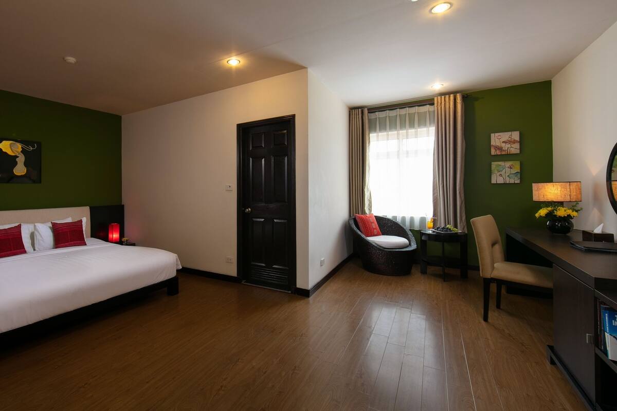 Minibar, in-room safe, desk, soundproofing