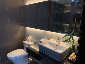 Executive Suite, Park View | Bathroom | Combined shower/bathtub, rainfall showerhead, free toiletries - Hanoi Anise Hotel & Spa (Hanoi)