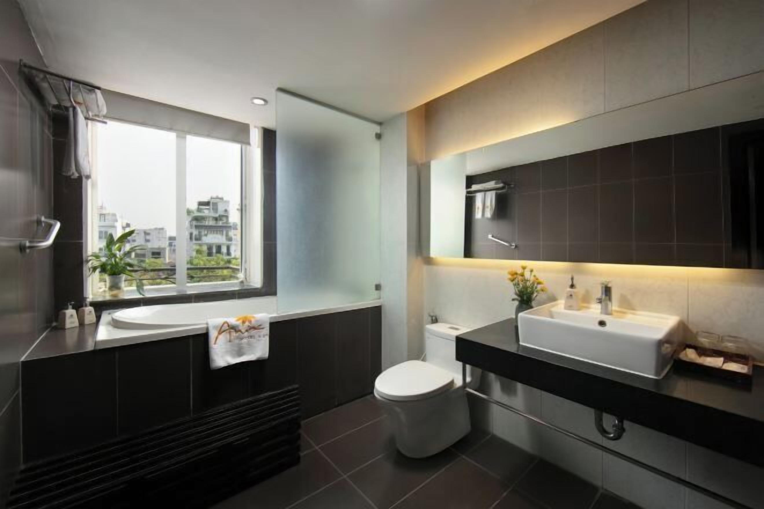 Bathroom | Combined shower/tub, rainfall showerhead, free toiletries, hair dryer